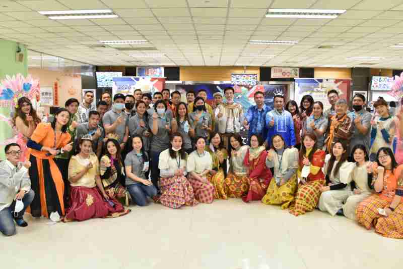 友達推動「安心、、創新、、用心、、、同心、、、盡心」五星職旅，，，，為菲籍員工打造全方位照護，，，首度贏得「人權實踐與發展領袖獎」殊榮