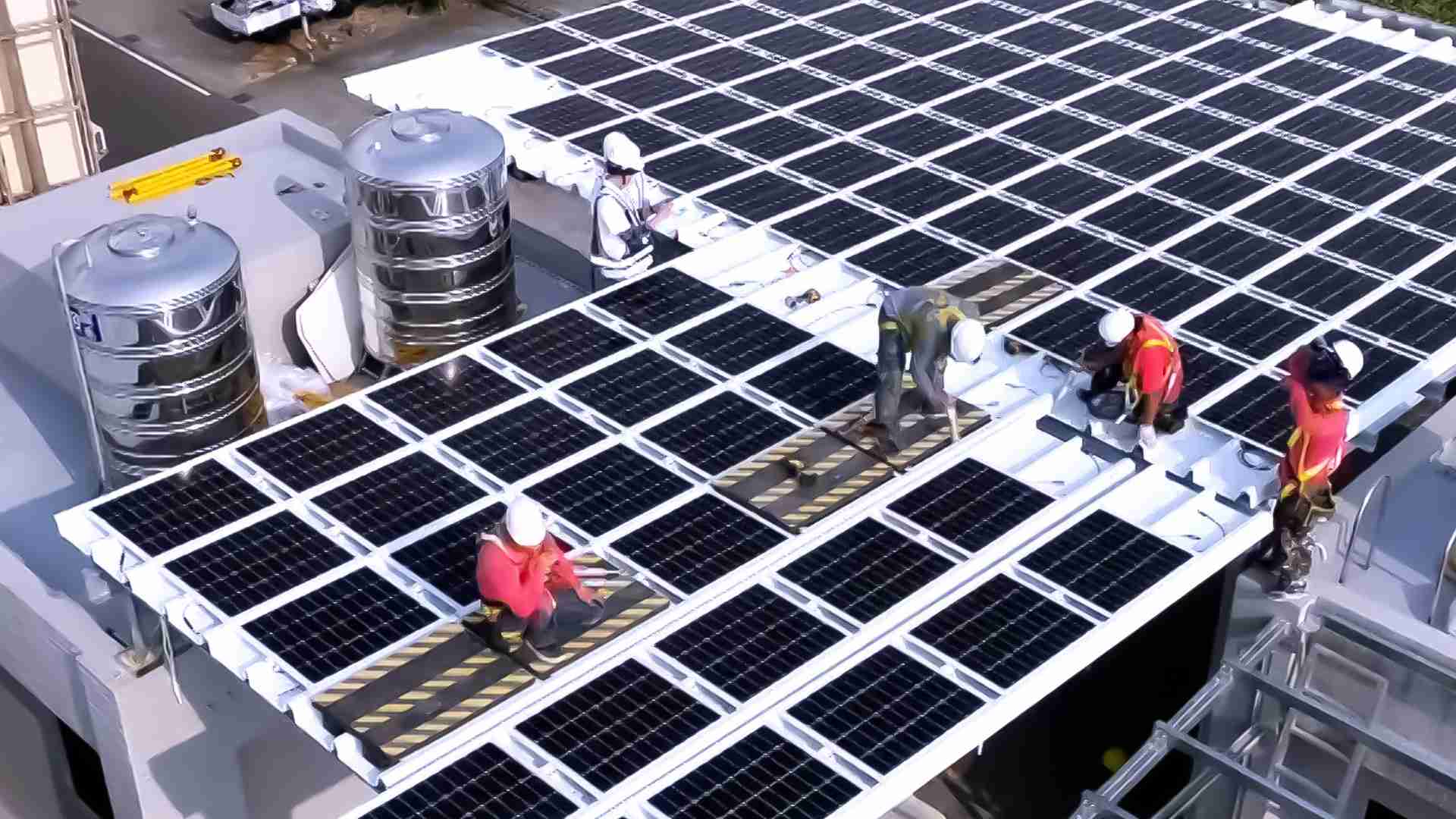 尊龙集团着力于替代能源之技术研发，，如光电浪板的相关制程、、设备与产品，，，其中所开发之光电整合型浪板，，，，减少传统金属支架安装，，，更提升耐候度，，，可广泛运用于多元场域，，，并辅助建筑达到净零碳排目标