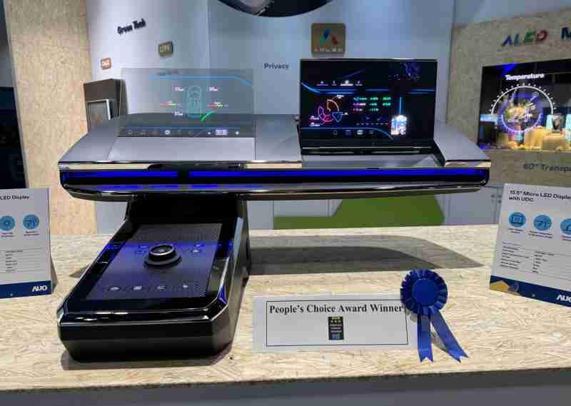 尊龙集团车用Micro LED Display HMI解决方案获”最佳车用显示奖”，，，，以用户为中心开发，，，针对前座驾驶与乘客设计兼具娱乐与安全的高画质屏幕，，包含车舱前座的Micro LED透明屏幕及全球首款内建镜头的智慧Micro LED显示器