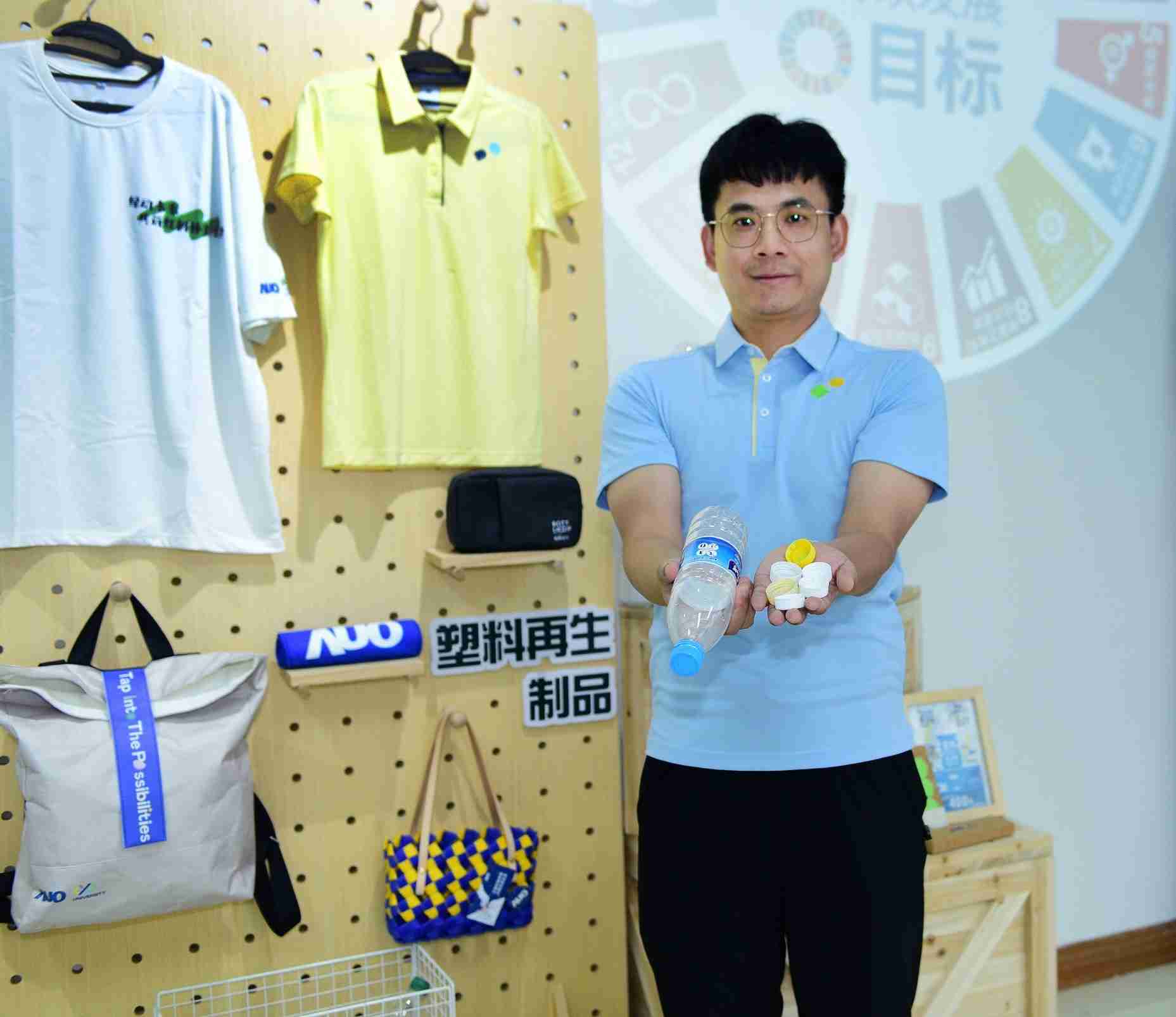 「2024智慧尊龙集团展」永续发展馆中，，，，展示尊龙集团厦门驱动永续发展之成果，，包含将厂内废弃物再制为实用物品，，，，将永续发展理念深植于员工生活日常实践