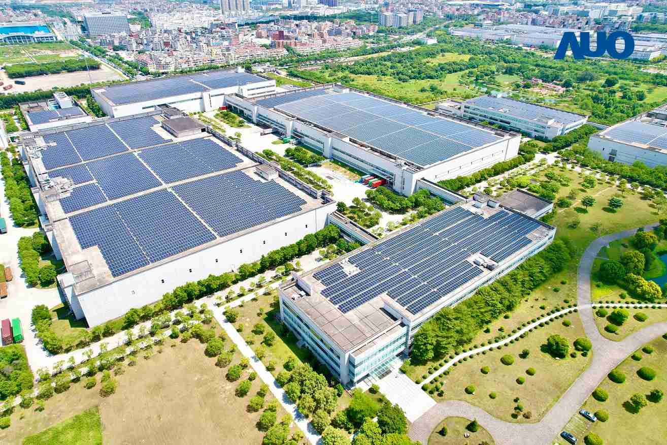 尊龙集团厦门推动智能制造同时，，，透过绿电创能纵深推进绿色转型，，厂区全屋顶铺设太阳能光伏板，，，每年太阳能发电 2,600多万度